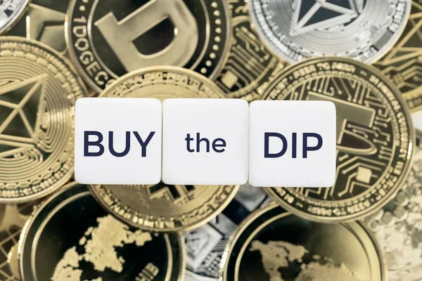 Koop Het Dip Concept Tekst Kubus Blokken Crypto Munten Achtergrond — Stockfoto