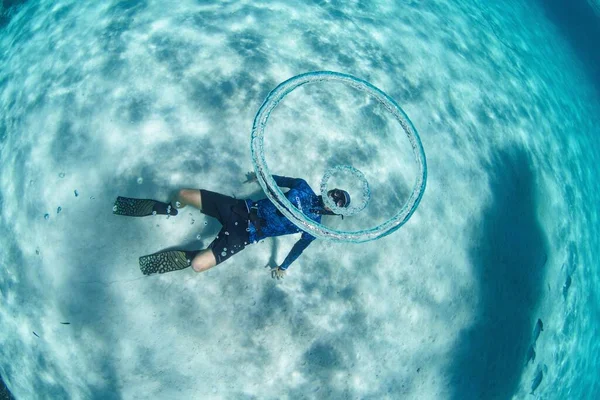 Potápěč Kroužící Pod Vodou — Stock fotografie