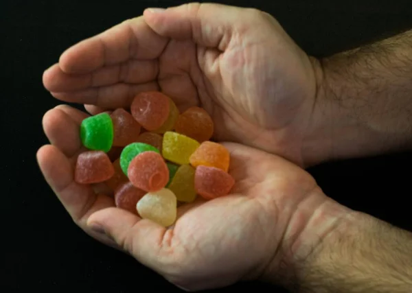 Mannelijke Handen Met Kleurrijke Snoepjes — Stockfoto