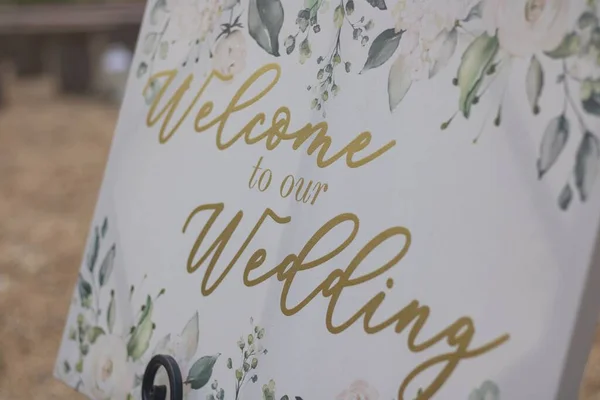 Een Mooi Ontworpen Display Voor Een Bruiloft Gezegde Welkom Onze — Stockfoto