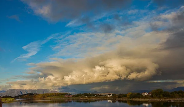 日中の大きな白い雲の下の湖の美しいショット — ストック写真