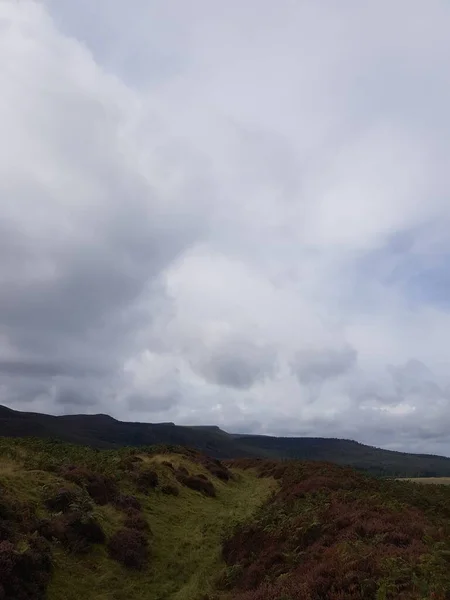 Eine Vertikale Aufnahme Einer Wolkenlandschaft Über Den Bergen Tag — Stockfoto