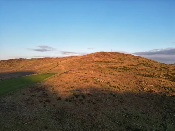 Une Belle Montagne Couverte Des Premiers Rayons Soleil — Photo