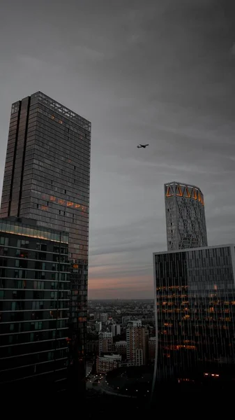 Plano Vertical Volando Sobre Canary Wharf Atardecer — Foto de Stock