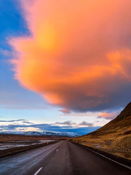 경치좋은 지대를 지나는 도로를 가로지르는 인상적 오렌지색 — 스톡 사진