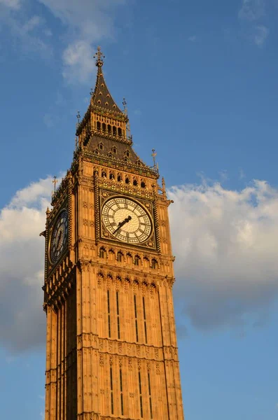 Pionowe Ujęcie Wieży Zegarowej Big Ben Tle Błękitnego Zachmurzonego Nieba — Zdjęcie stockowe
