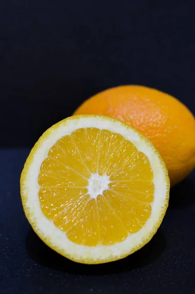 黒の背景に隔離されたスライスされたオレンジの果実の垂直ショット — ストック写真