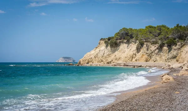 在阳光明媚的日子里 希腊弗尼海滩岩石悬崖上的绿树成荫的风景 — 图库照片