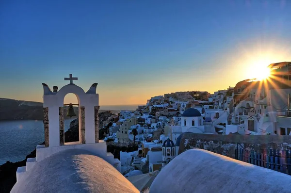 ギリシャのミコノス島の屋根の上の日没 — ストック写真