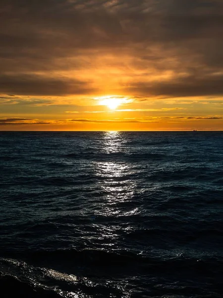 海の上の魅力的なオレンジの夕日 — ストック写真