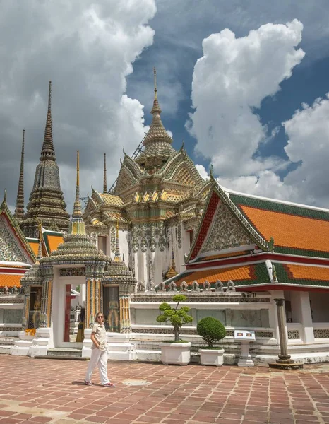 Μια Καυκάσια Τουρίστρια Περπατά Γύρω Από Wat Pho Βουδιστικός Ναός — Φωτογραφία Αρχείου