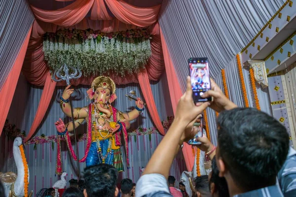 在印度孟买举行的印度教节 Ganesh Chaturthi 一名男子正在为甘尼沙勋爵的偶像拍照 — 图库照片