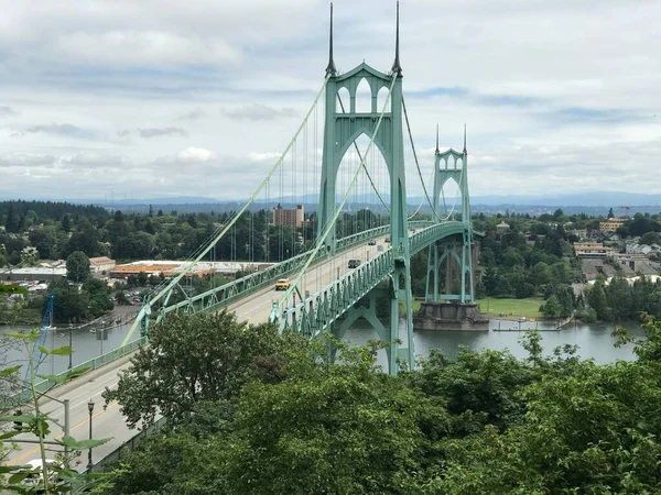 都会の空を背景にした セントジョンズ橋吊り橋の高角度 — ストック写真