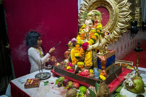Girl Praying Beautiful Idol Lord Ganesha Ganpati Festival Mumbai India — Stock Photo, Image