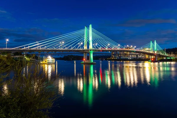 Lichten Van Tilikum Crossing Bridge Reflecteren Het Water Late Avond — Stockfoto