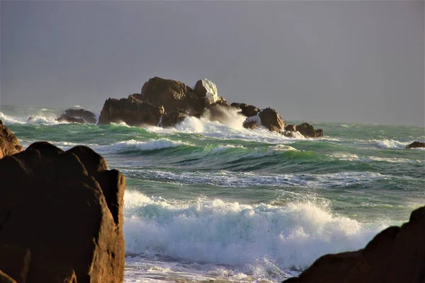 Okyanus Dalgaları Kıyıya Taşlarla Vuruyor — Stok fotoğraf