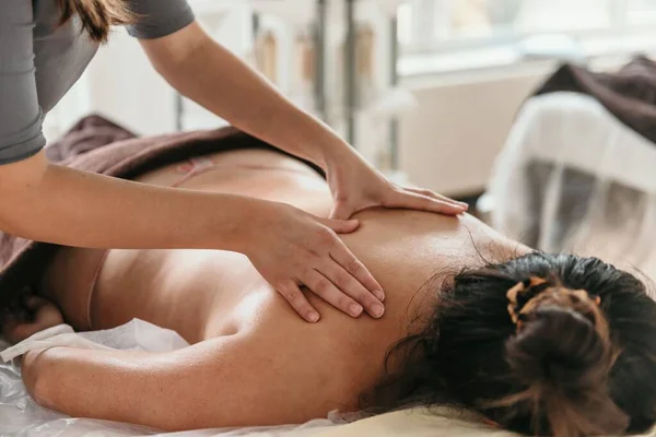 Close Recortado Foto Massagista Fazendo Massagem Nas Costas Jovem Mulher — Fotografia de Stock