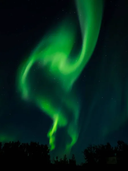 Emozionante Spettacolo Delle Luci Verdi Aurora Borealis Nel Cielo Sopra — Foto Stock
