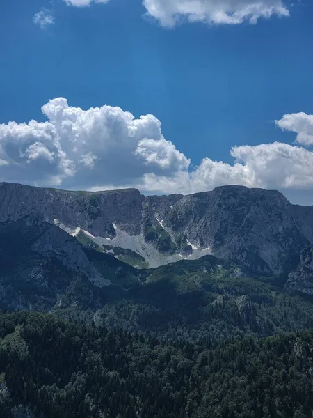 Piękny Górski Krajobraz Tle Zachmurzonego Nieba — Zdjęcie stockowe