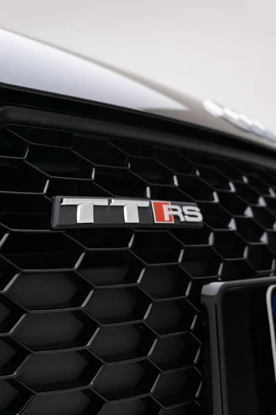 Вертикальный Кадр Значка Модели Audi Передней Решетке — стоковое фото