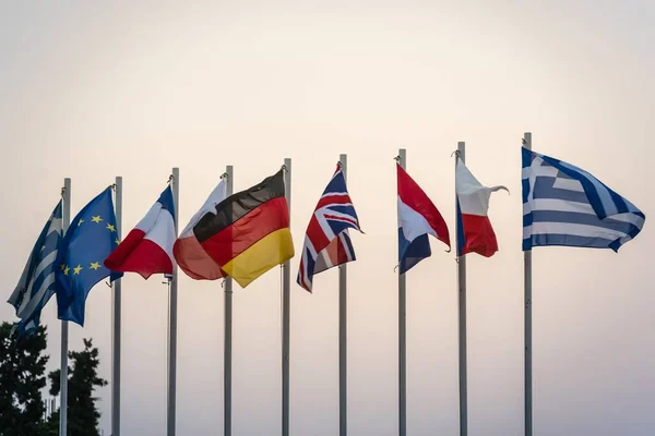 Eine Reihe Von Flaggen Einiger Länder Der Europäischen Union Wehen — Stockfoto