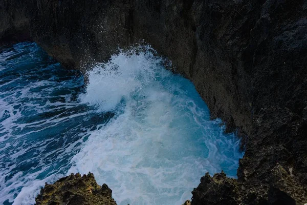 Dalgalar Malta Daki Kayalıklara Doğru Gidiyor — Stok fotoğraf