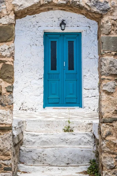 Exterior Porta Azul Parede Branca Pedra Karpathos Greece Tiro Vertical — Fotografia de Stock