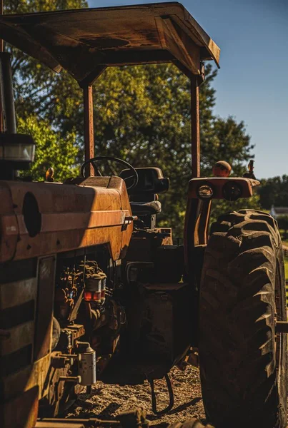 Sebuah Closeup Vertikal Dari Traktor Pertanian Vintage Oranye Besar Matahari — Stok Foto