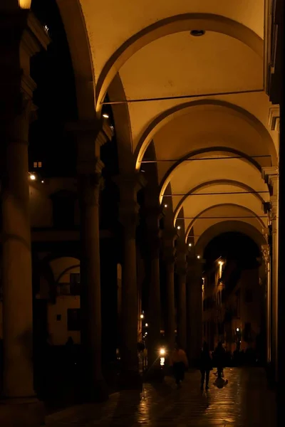 Floransa Kolonları Olan Kemerli Bir Koridor — Stok fotoğraf
