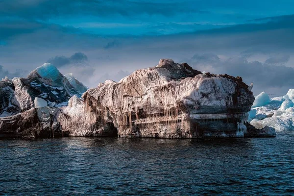 Блок Огромного Плавающего Льда Красивым Небом — стоковое фото