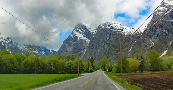 Horská Krajina Ukazuje Klikatou Cestu Úpatí Horských Masivů — Stock fotografie