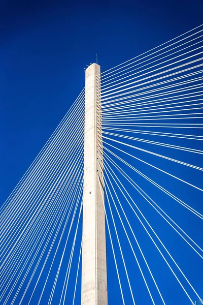 Una Vertical Bajo Ángulo Queensferry Que Cruza Puente Cable Suspendido —  Fotos de Stock