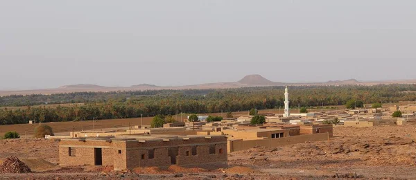Панорамный Вид Старые Здания Арабского Города Перед Горами Голубым Небом — стоковое фото