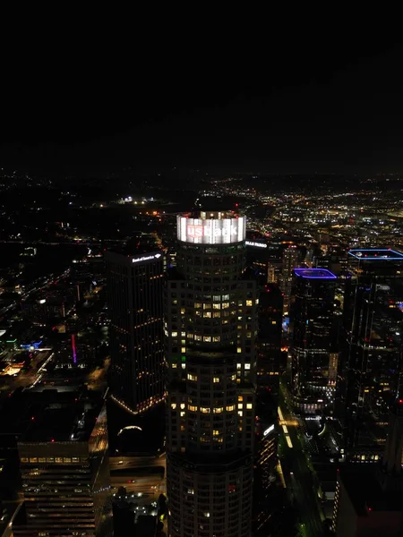 Eine Antenne Des Bankenturms Los Angeles Bei Nächtlichem Licht Auf — Stockfoto