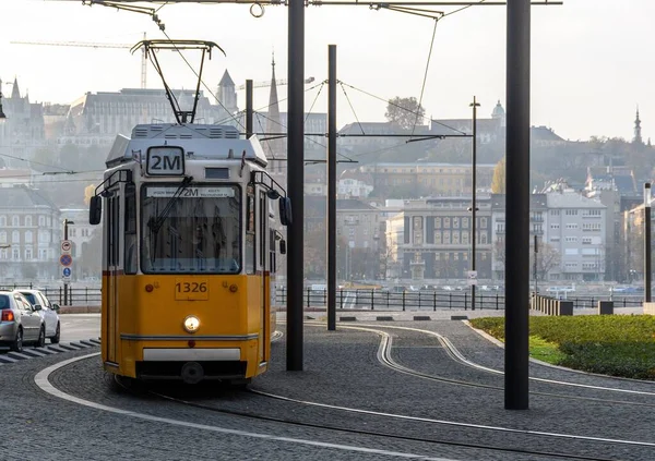 Selektivní Zaměření Žluté Tramvaje Městskou Krajinou Budapešti Pozadí — Stock fotografie