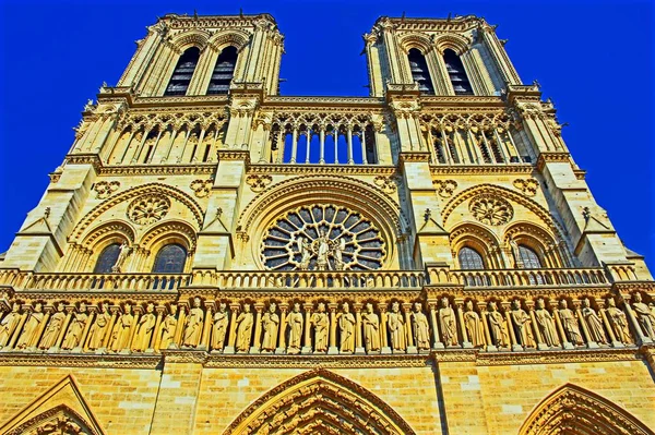 フランスの晴れた日に青い空の下でノートルダム大聖堂の低角度ショット — ストック写真