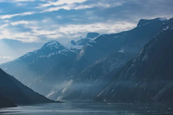 Μια Γραφική Θέα Της Αλάσκας Φιόρδ Βραχώδη Βουνά Σειρά Ομιχλώδη — Φωτογραφία Αρχείου