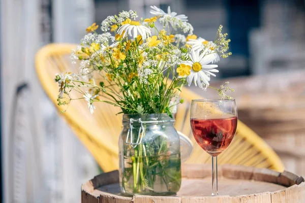 Der Blick Auf Sangria Einem Weinglas Und Einen Strauß Wildblumen — Stockfoto