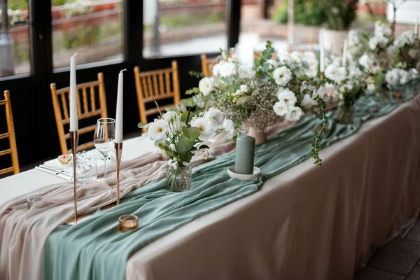Ένα Όμορφα Διακοσμημένο Τραπέζι Λευκά Λουλούδια Για Γαμήλιο Πάρτι Καρέκλες — Φωτογραφία Αρχείου