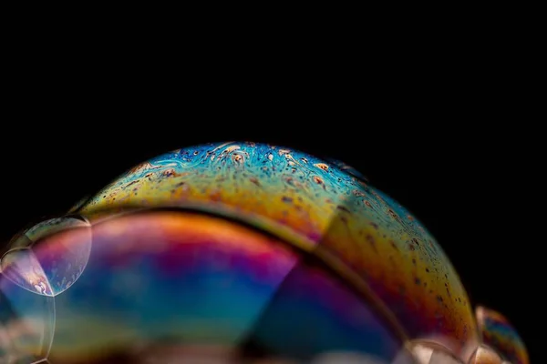 Närbild Såpbubbla Med Regnbågens Färger Mörk Bakgrund — Stockfoto