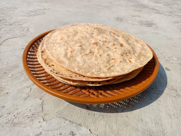 チャパティはロティ ロトリ サファティ シャバティ フルカ チャポ ロシとも呼ばれる 小麦粉を使用してロティを作る 料理で インドで毎日食べる使用 — ストック写真