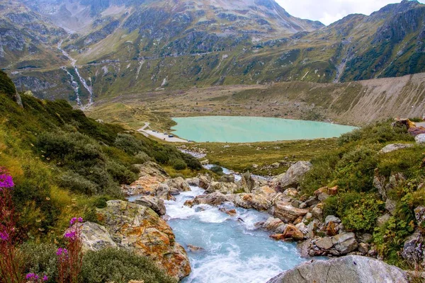 瑞士阿尔卑斯山苏斯特山口石湖附近一条流过岩石山脉的美丽的河流 — 图库照片