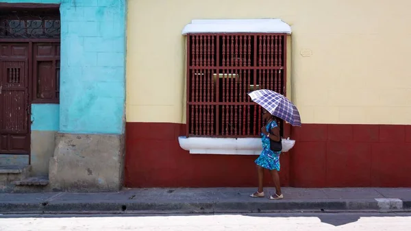 Şemsiyeyle Yürüyen Genç Bir Kadının Yakın Plan Fotoğrafı — Stok fotoğraf