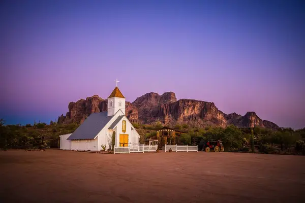 Piękne Ujęcie Gór Przesądów Pobliska Kaplica Zachodzie Słońca Arizonie — Zdjęcie stockowe