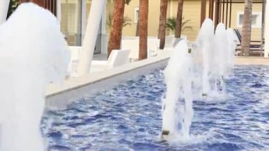 Oteldeki bir havuza su sıçrayan fıskiyelerin güzel manzarası.