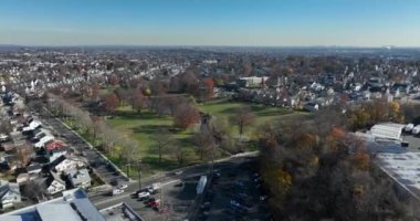 New Jersey 'deki Clifton kasabasının mavi gökyüzünün altındaki hava aracı görüntüsü.