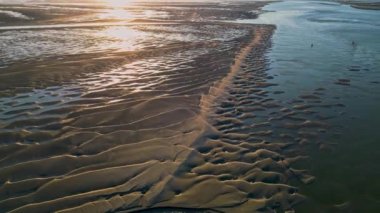 Baie de Somme 'nin hava aracı görüntüsü Fransa' da altın saatinde geniş bir haliçtir.