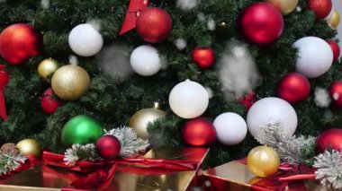 Süslü bir Noel ağacının yakın plan fotoğrafı.