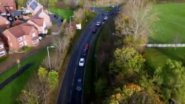 Trafiğin yoğun olduğu bir saatte kavşaktan çıkan aşırı hız. Trafik A46 'dan Stratford' daki Birmingham Yolu 'na doğru ilerliyor..
