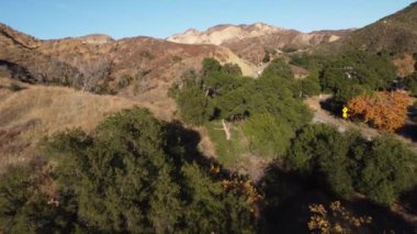 Santa Clarita, Kaliforniya 'da tepelerle çevrili Placerita Kanyon Yolu' nun hava manzarası.